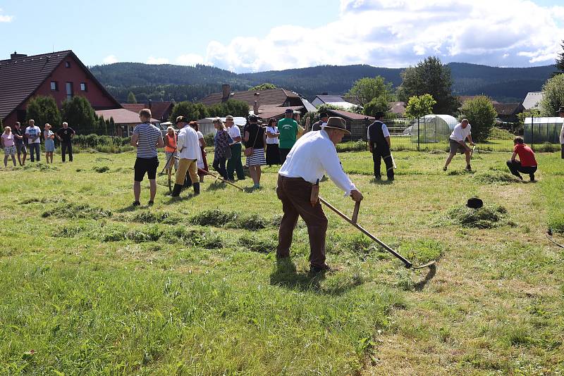 Volarský sekáč 2021 ukázal, jak jsou zdatní muži, ženy a děti při kosení trávy.