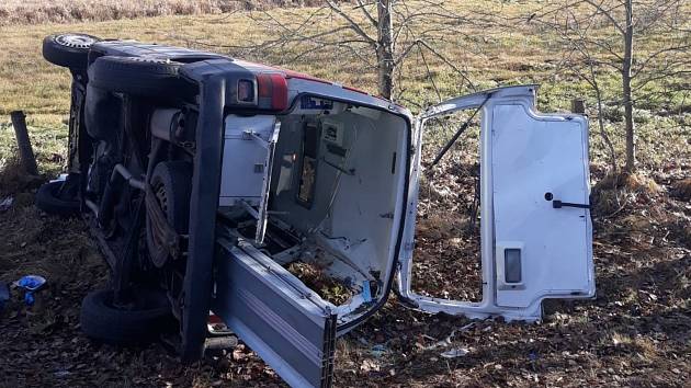 Sanitka, která havarovala ve čtvrtek 19. listopadu v Chlumu u Volar. Převážená žena nehodu nepřežila.