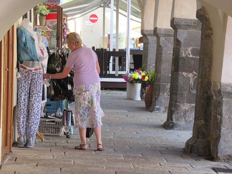 V Prachaticích od rána místní rozhlas hlásí opatření, která by lidé měli dodržovat. Roušky nasazuje asi polovina lidí především při nakupování. Izolovaní cizinci jsou vidět u ubytovny, když chodí kouřit ven.