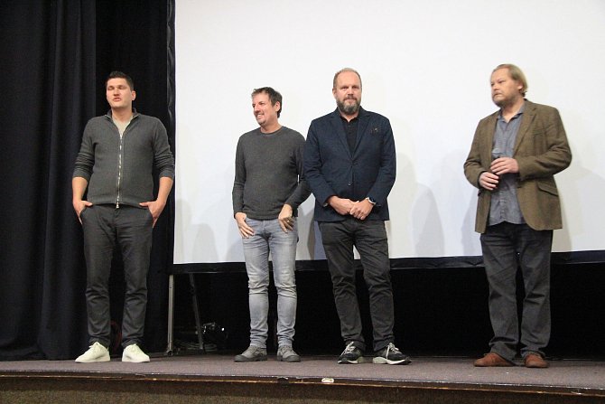 Předpremiéru filmu Král Šumavy na motivy románu Davida Žáka (zcela vpravo) pod režijní taktovkou Davida Ondříčka (uprostřed) se konala ve středu večer v Husinci. Sál byl zaplněn do posledního místečka.