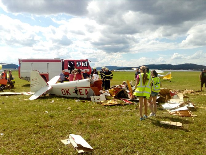 Letecký den ve Strunkovicích nad Blanicí ukončil pád historického letadla.