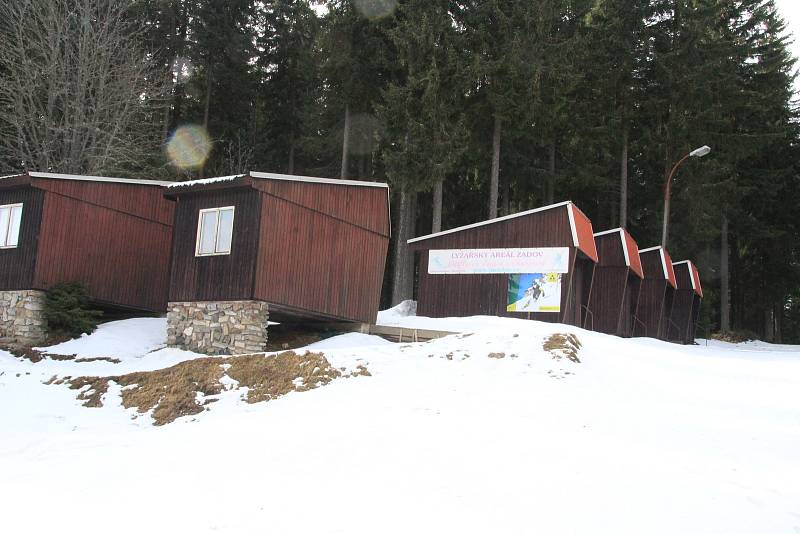 Na šumavském Zadově by se klidně dalo ještě lyžovat, vinou uzavření okresů je ale na Šumavě úplně prázdno.