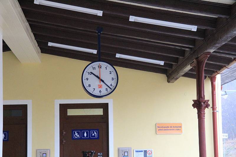 Nově opravená budova vlakového nádraží v Prachaticích od úterý 29. listopadu slouží cestujícím.