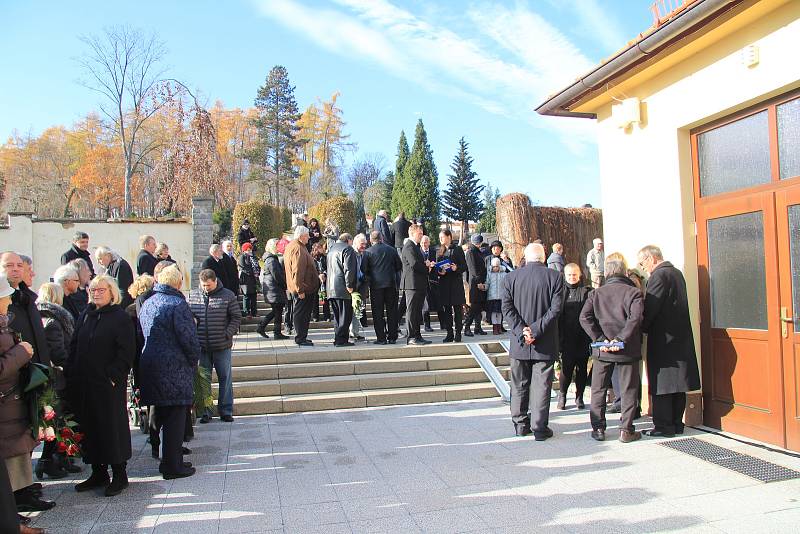 Poslední rozloučení s Janem Stráským se uskutečnilo v pondělí 18. listopadu v pietní síni v Prachaticích.