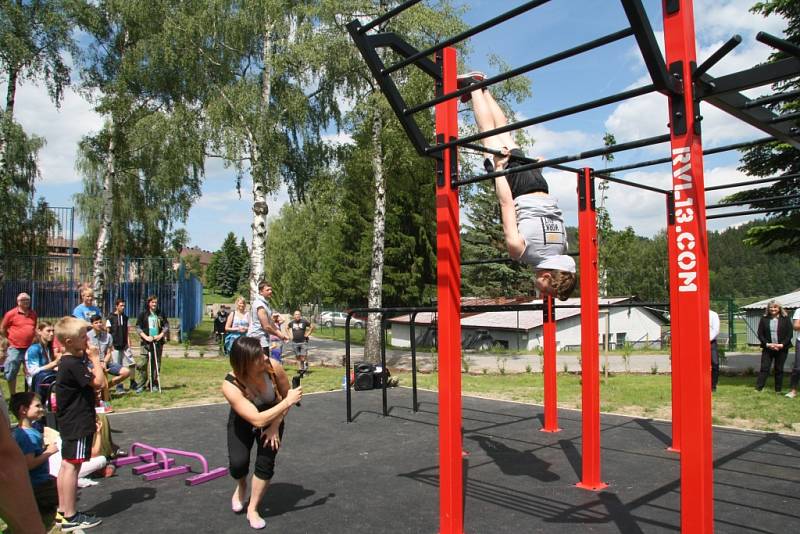 Ve Vimperku otevřeli v pátek 10. června nové hřiště pro street workout. Je první svého druhu na Prachaticku. Slavnostní otevření doplnila exhibice workoutu zástupců E.R.S. workout.