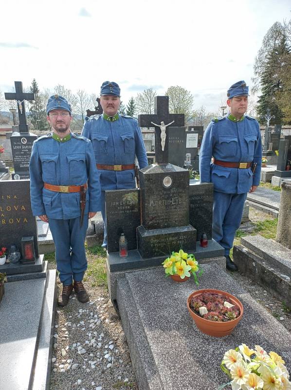 Členové spolku Jednadevadesátníci uctili na akci Military Death March památku žen, které zemřely při pochodu smrti.