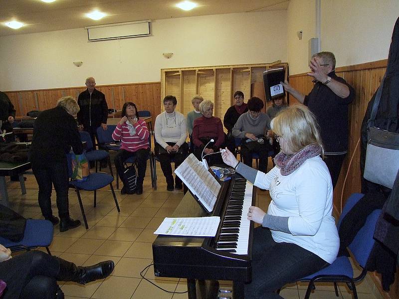 Pěvecký sbor Česká píseň koncertoval v neděli ve Vitějovicích.