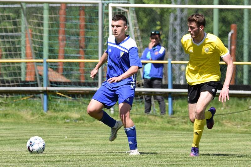 Fotbalisté Čkyně (na snímku z duelu s Vimperkem v modrém) porazili v pohárovém duelu Chýnov 3:2.