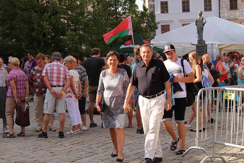 Soumaři z něneckého Grainetu přivezli čerstvou sůl. Tu předali na pódiu rychtáři, jenž ještě smlouval o ceně.