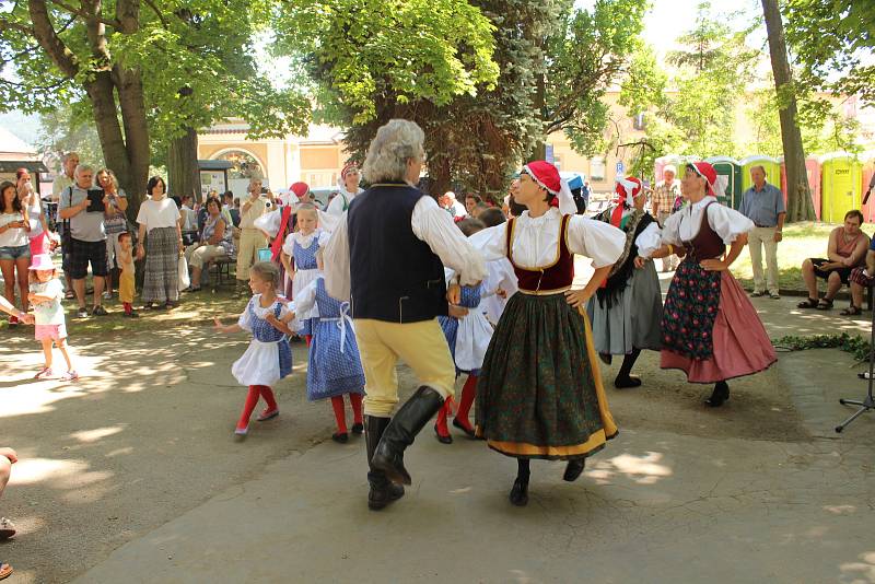 Prachatický folklórní soubor LIbín vychovává své nástupce. Premiérově se tak představil LIbíňáček ve Štěpánčině parku při Slavnostech Zlaté stezky.