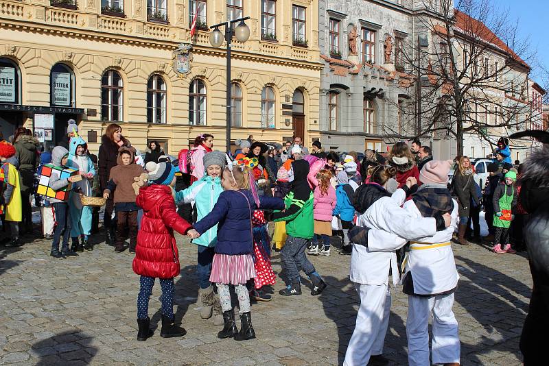 Děti ze ZŠ Zlatá stezka 240 vyrazily do masopustního průvodu Prachaticemi.