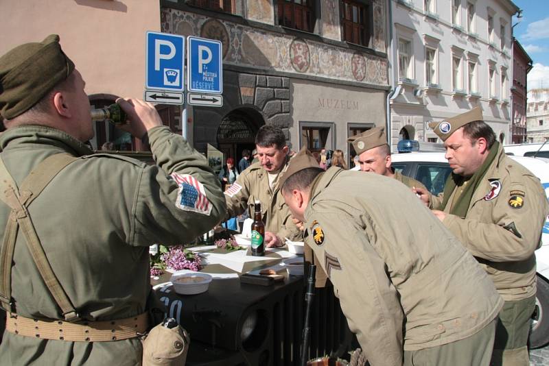 Prachatické muzeum využilo oslavy 70. výročí konce druhé světové války v centru města a propojilo tak Muzejní noc, při níž představilo svou výstavu k tématice květnových událostí na Prachaticku.