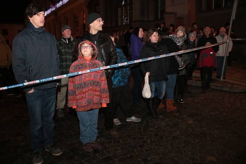 Po novoročním výstupu na Libín se Prachatičáci sešli v podvečer 1. ledna na Velkém náměstí, aby sledovali novoroční ohňostroj města.