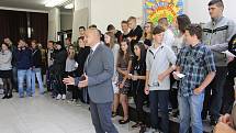 Do první třídy ZŠ ve Vlachově Březí nastupuje 28 žáků. Přivítali je ostatní žáci školy, učitelé i starosta města.