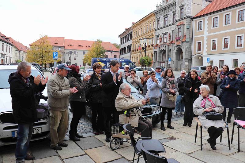 Odhalení desky na prachatickém Národním domě.