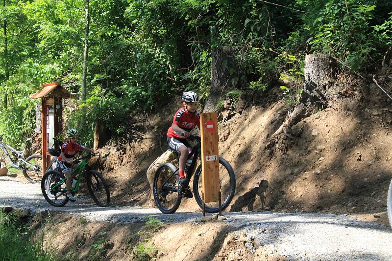 Kateřina Nash a cyklisté z LY:KO klubu Prachatice otevřeli první jízdou první prachatický singltrek.