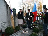 K náhrobku rodiny Rysových se vydali i představitelé města (zleva) starostka Ludmila Pánková, radní David Kudýn a zastupitel Ondřej Babka.