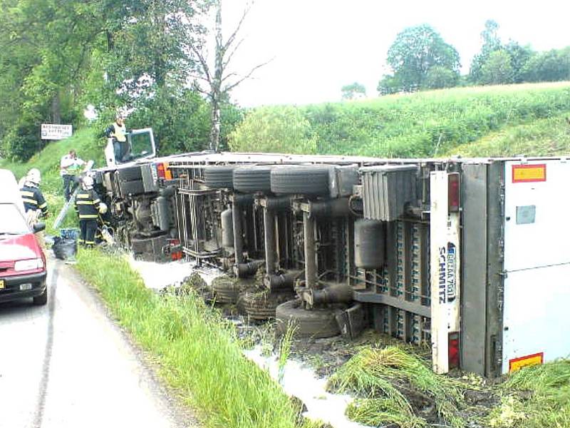 Opilý řidič nezvládl řízení a kamion převrátil.