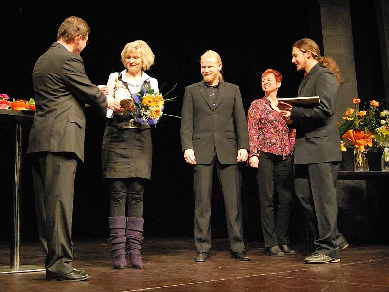 Vítězem letošního 16. ročníku přehlídky Štítek se s pohádkou O princezně Ance stal domácí soubor Rarášek. Cenu si převzala režisérka představení Ivana Bečvářová.