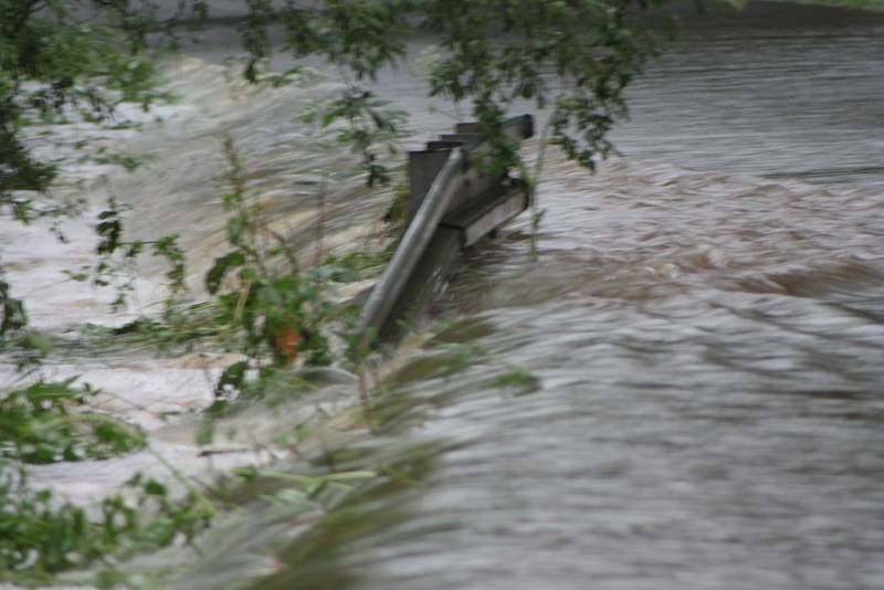 Právě kvůli přelivu vody a následnému zaplavení musela být zcela uzavřena silnice ze Ktiše na Březovík.