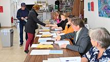 I ve volarských volebních místnostech je o volbu nových zastupitelů města zájem.
