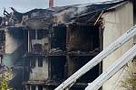 Pohled na výbuchem zničený bytový dům v Lenoře na Prachaticku. Při tragické události jeden člověk zemřel a devět lidí se zranilo, z toho dva těžce.