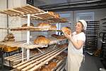 Pekárnu v Husinci její nový majitel Miloslav Čermák opravil a pec topí na plné obrátky, vydala i první chléb.
