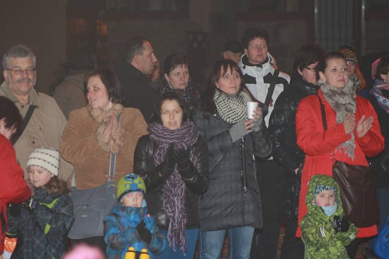 Česko zpívá koledy podpořili i Prachatičtí na Velkém náměstí.