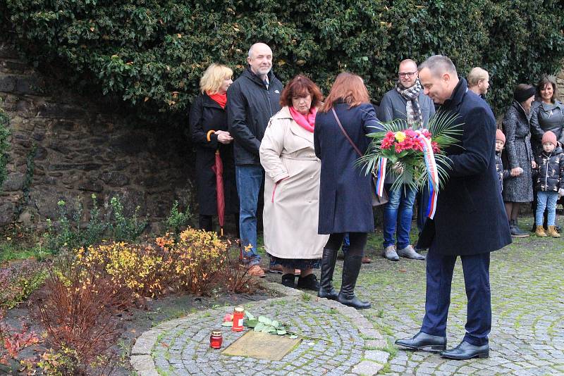 Výročí 17. listopadu v Prachaticích si vedení města připomnělo položením květin u sochy Mensch v Zahradní ulici.