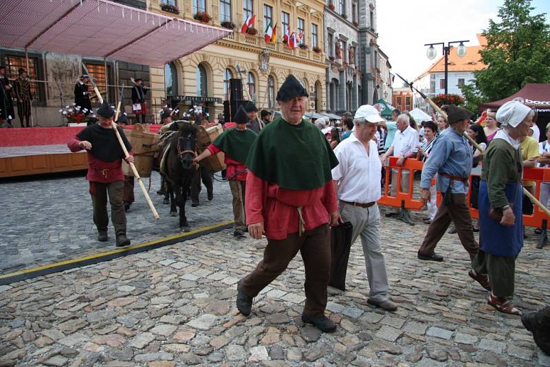 Páteční odpolední program Slavností Zlaté stezky pokračoval tradičně příchodem karavany soumarů, která letos dorazila pěšky z Grainetu i s nákladem soli.