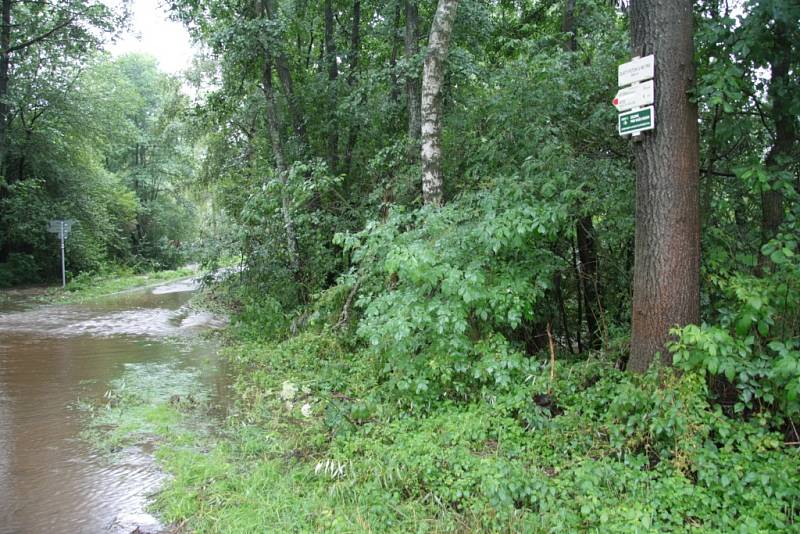 Zlatý potok je venku z břehů, Záhořský potok navíc zaplavil i místní účelovou komunikaci a turistickou trasu pod Záhořím.