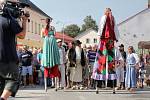 Volarští zakončili Slavnosti dřeva tradičním průvodem ve dřevácích.