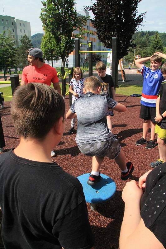 U Národky je nové workoutové hřiště. Radost z něj mají hlavně děti.