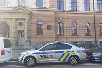Za zneužíváni osmileté dívky dostal třiašedesátiletý senior u Krajského soudu v Českých Budějovicích 4 roky a 4 měsíce, musí se také podrobit sexuologické léčbě a zaplatit odškodné 150 tisíc korun.