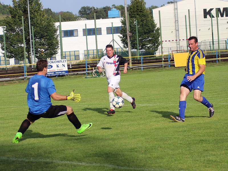 V pošumavském derby Čkyňští (pruhované dresy) přehráli Stachy 4:0.