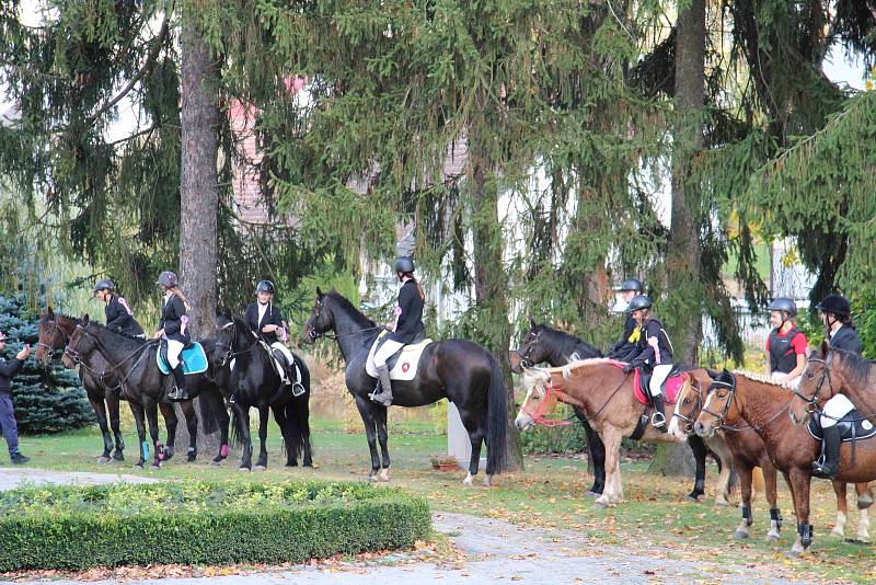 Hubertova jízda 2019 na zámku Skalice v Bohumilicích. Foto: Deník/Nikola Beranová