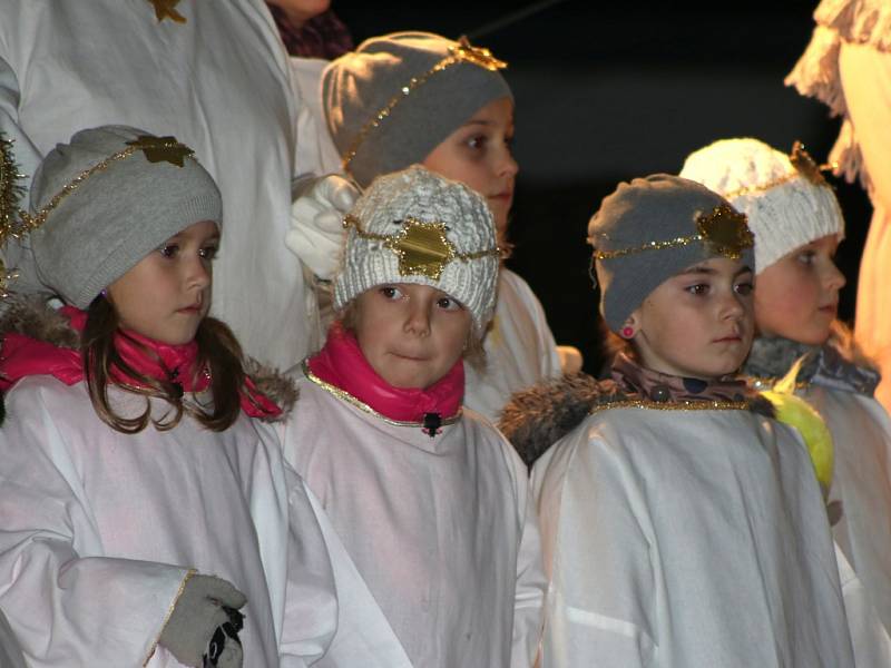 V zahradě Husova domku v Husinci se ve středu v podvečer sešli nejen Husinečtí, aby zhlédli živý betlém.