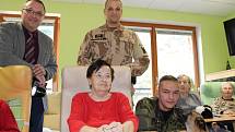 Vojenská policie přijela udělat radost do Domova Matky Vojtěchy v Prachaticích.