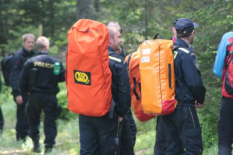 Oblast Národního parku Šumava od Nového Údolí přes Vltavskou cestu k Nové Peci až po Plešné jezero se ve čtbrtek stala místem pátrání po dvanácti ztracených účastnících nelegálního závodu. Naštěstí se jednalo o součinnostní cvičení záchranných složek.