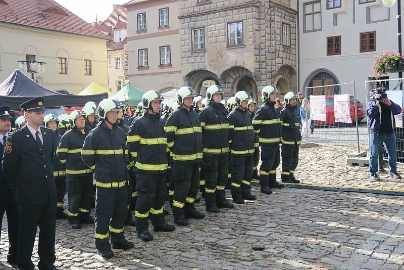 Prachatičtí hasiči na Velkém náměstí předvedli svoji výjezdovou techniku, která byla slavnostně posvěcena i práci lezců.