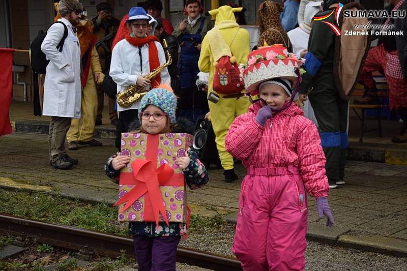 Silvestrovský vlak 2018. Poslední jízda v roce byla  tématicky laděna jako narozeninový vlak.