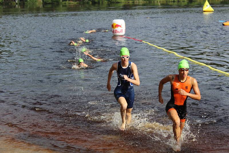 Triatlonistky připravily při Short tracku fanouškům skvělou podívanou.