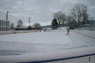 Fréza i hrabla byly včera v plném nasazení při úpravě plochy hokejbalové arény v Prachaticích. Teploty klesají, takže je nejvyšší čas zkusit ledování.