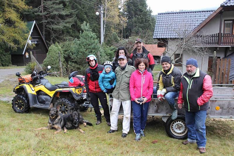 Víkendová brigáda vlekařů a instruktorů na svahu v Kubově Huti.