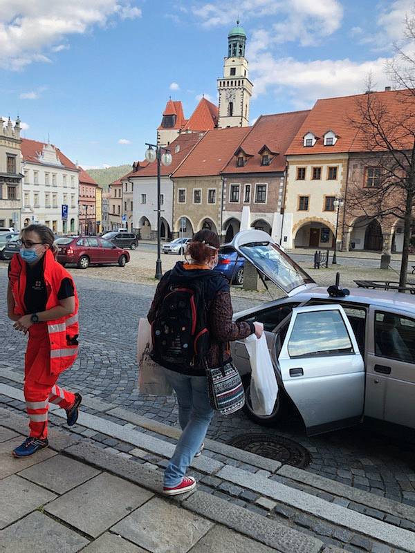 Město Prachatice rozváželo potřebným potravinové balíčky.