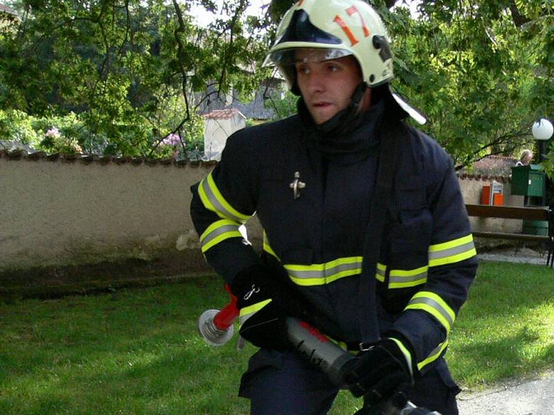 K hořícímu domu spěchali jednotky dobrovolných hasičů ze Záblatí, Lažiště, Vlachova Březí a tři cisterny z centrální stanice Prachatice. Ilustrační foto.