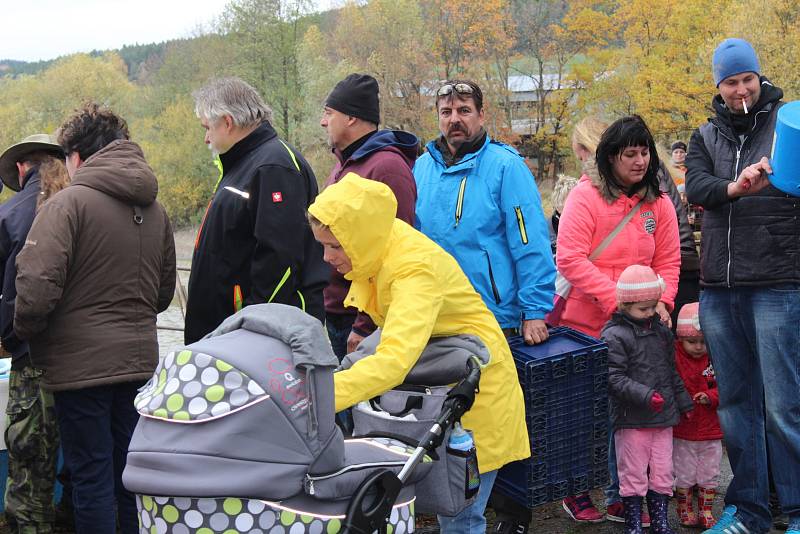 Výlov Dubského rybníku byl již tradičně středem zájmu široké veřejnosti. Na své si tu přišly ale i děti.