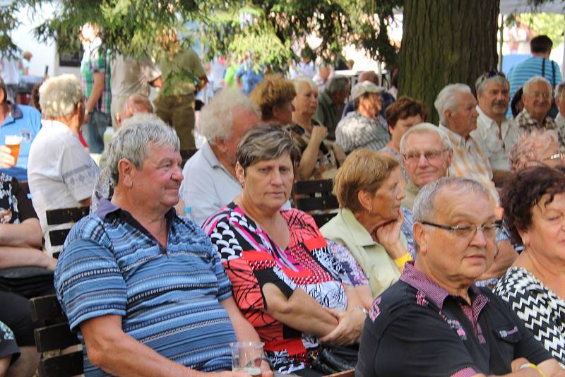 Dechovka vyhrává od pátečního večera ve Štěpánčině parku.