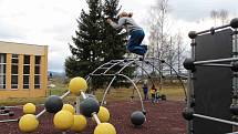 Děti ze zájmového útvaru Parkour z volarského DDM si poprvé zasoutěžily na novém hřišti ve Volarech.