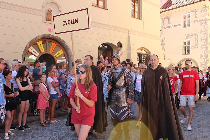 Kočár tažený koňmi přivezl na Velké náměstí Leonu Machálkovou. V průvodu se představili všichni účinkující.